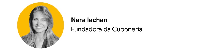 Nara Iachan, fundadora da Cuponeria,  é retratada em preto e branco dos ombros para cima, com um círculo amarelo no fundo. Ela tem pele e cabelo claros, veste uma blusa escura e dá um sorriso.