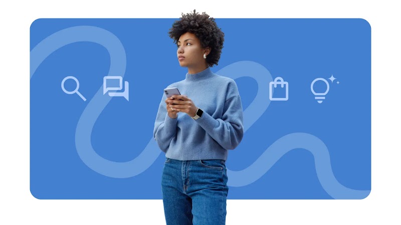 Una mujer sostiene su smartphone sobre un fondo azul con iconos de búsqueda, mensaje, compra e idea. No hay texto en la imagen.