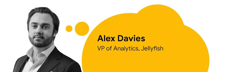 Foto di Alex Davies, VP of Analytics, Jellyfish, con un fumetto blu contenente del testo con il suo nome e il suo ruolo.