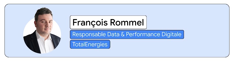 Portrait de François Rommel, Responsable Data & Performance Digitale, TotalEnergies, sur un fond bleu pastel.