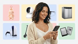 Mulher branca, de cabelos castanhos, mexendo no celular. Ao fundo, ícones de itens como: boneco Labubu, câmera, lava-louças, videogame, patinete elétrico e óculos escuros.