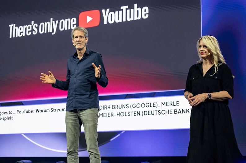 Dirk Bruns, Director Branding Solutions DACH bei Google, und Merle Meier-Holsten, Head of Marketing, Deutsche Bank, zeigten auf der OMR 2026, wie man Relevanz und Performance auf YouTube miteinander verbindet