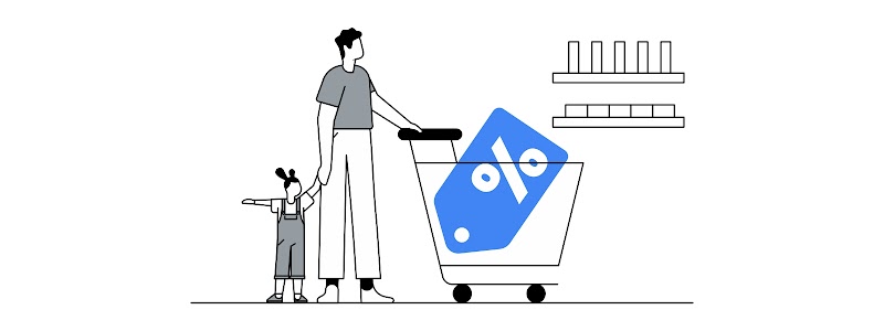 Una persona lleva de la mano a un niño. Con la otra, empuja un carrito de compras con un tag azul con el signo de porcentaje en color blanco.