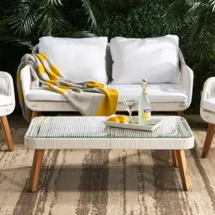 Ein Gartenmöbel-Set von Safavieh mit einer Decke und Cocktails auf einem Tablett.