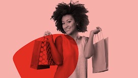 Uma mulher negra de regata segura sacolas de compras em ambas as mãos.