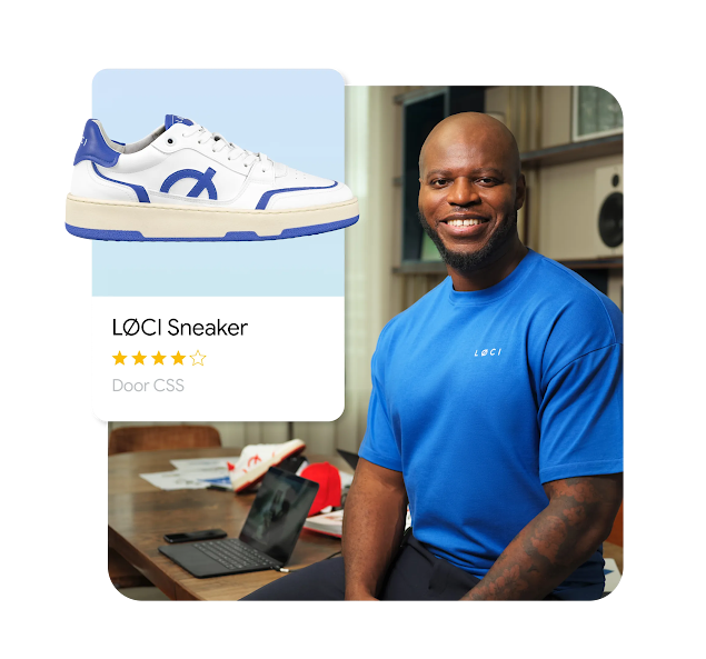 Een samengestelde digitale afbeelding van een glimlachende man in een felblauw T-shirt, zittend in een studio of kantooromgeving. In de linkerbovenhoek wordt een witte productkaart weergegeven met een "LØCI Sneaker", een witte lage schoen met blauwe accenten en een lichtbruine zool. De kaart bevat een beoordeling van 4 sterren. Op de vervaagde achtergrond staat een houten bureau met een laptop en ontwerpmaterialen.