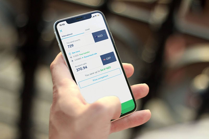 Una foto di una schermata di un telefono che mostra una pagina dall'app di Wise mentre qualcuno sta trasferendo del denaro. La pagina mostra che si tratta di un trasferimento privo di commissioni.
