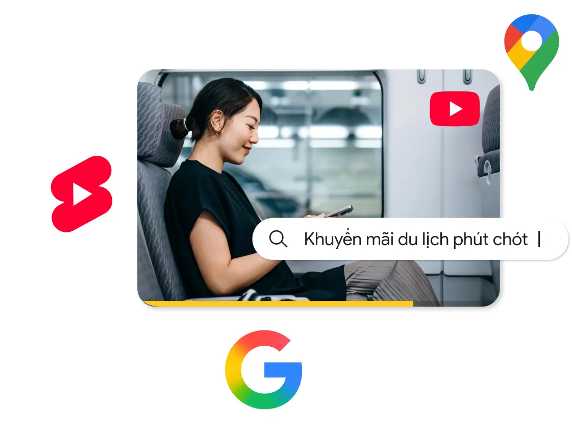 Một người đi du lịch đang dùng điện thoại thông minh để tìm kiếm "ưu đãi vào phút chót cho kỳ nghỉ" khi đang di chuyển bằng phương tiện công cộng. Khung cảnh này được bao quanh bởi nhiều biểu trưng của hệ sinh thái Google, trong đó có Tìm kiếm, YouTube và Maps, làm nổi bật các công cụ lập kế hoạch du lịch.
