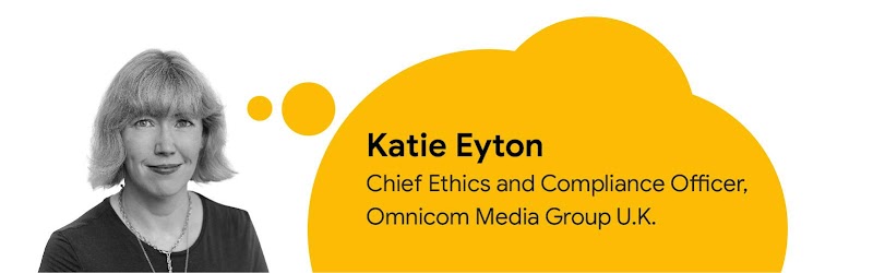 Foto di Katie Eyton, Chief Ethics and Compliance Officer, Omnicom Media Group U.K., con un fumetto blu contenente del testo con il suo nome e il suo ruolo.