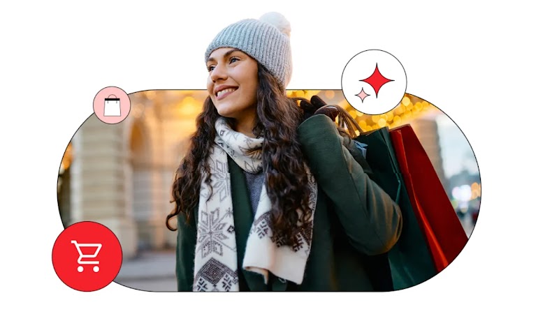 Una mujer joven sonriente, vestida con gorro y bufanda de invierno, sostiene varias bolsas de la compra sobre su hombro contra un fondo desenfocado de luces y rodeada de íconos de compras y de la IA de Gemini.