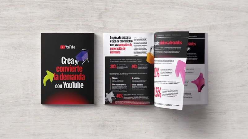 Folleto impreso sobre fondo de madera. La portada negra muestra el logo de YouTube, un carrito de compras y el texto "Crea y convierte la demanda con YouTube". Las páginas internas incluyen gráficos, porcentajes como 30% y 40%, e iconografía 3D.