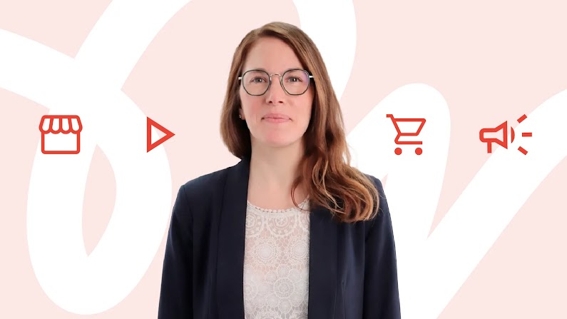 Portrait de Marine Hummel, Directrice de la Marque, Cdiscount, elle porte des lunettes et une veste noire. En arrière plan on voit 4 icônes : un magasin, un bouton lecture, un caddie et un mégaphone rouge sur un fond blanc et rouge pastel.