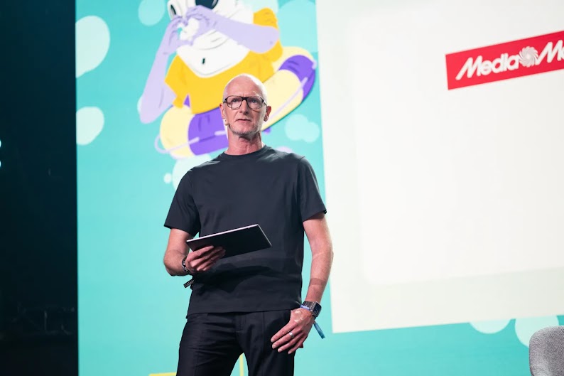 Ralf Schmitt, Head of Brand Marketing bei MediaMarktSaturn auf der OMR Stage mit Google.