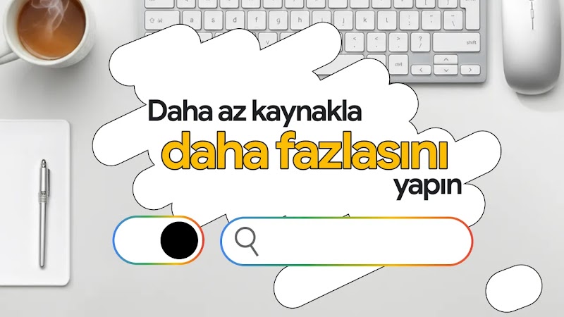 Klavye, fare ve kahve bulunan bir masanın yukarıdan görünümü. Ortada beyaz bir grafik yer alıyor. Grafikte siyah ve sarı renklerle "Do more with less" (Daha az kaynakla daha fazlasını yapın) yazısı, bir Google arama çubuğu ve açma/kapatma düğmesi bulunuyor.