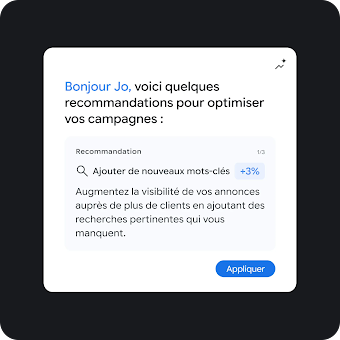 Une interface utilisateur affichant le message d'accueil : « Bonjour, Julia. Voici quelques recommandations pour optimiser vos campagnes : ». En dessous se trouve une carte de recommandation étiquetée « Recommandation 1/3 » présentant une icône de loupe et le titre « Ajouter de nouveaux mots-clés +3 % ». Le texte descriptif sur la carte indique : « Montrez vos annonces à plus de clients en ajoutant les recherches pertinentes qui vous manquent. » En bas à droite de la carte se trouve un bouton bleu « Appliquer ».