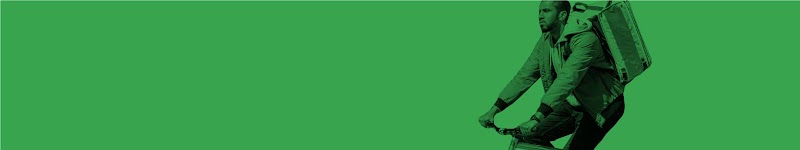 Un homme sur un vélo avec des paquets dans un sac à dos