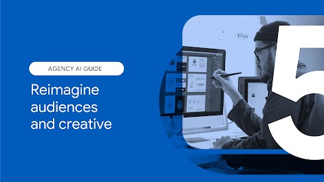 Guía sobre el uso de la IA en agencias. Capítulo 5: Dale una vuelta a las audiencias y creatividades. Un diseñador con barba, un gorro de punto y gafas se encuentra frente a un monitor grande mientras revisa creatividades.