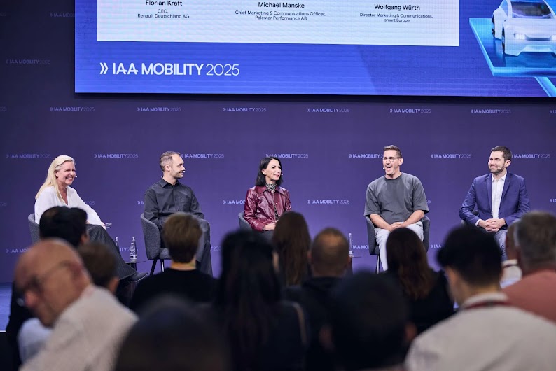 Das Foto zeigt mehrere Teilnehmende auf dem Google-Panel auf der IAA 2025