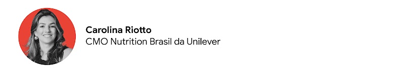 Foto em P&B de Carolina Riotto, CMO Nutrition Brasil da Unilever. Ela tem cabelo claro em comprimento médio e sua imagem está sobreposta a um fundo vermelho.