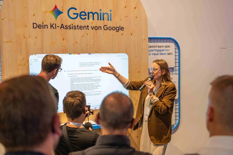 Auf der „Google AI for Marketing Tour“ konnten die Besucher die neuen KI-Innovationen live erleben. Caption: Auf der „Google AI for Marketing Tour“ konnten die Besucher*innen die neuen KI-Innovationen live erleben.