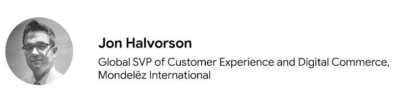 Na foto, Jon Halvorson, global SVP, área de experiência do cliente e comércio digital na Mondelēz International, usando óculos, uma camisa branca e uma gravata listrada. Ele tem pele clara e cabelo curto castanho.