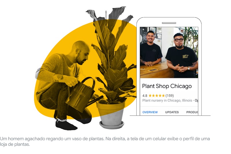 Um homem agachado regando um vaso de plantas. Na direita, a tela de um celular exibe o perfil de uma loja de plantas.