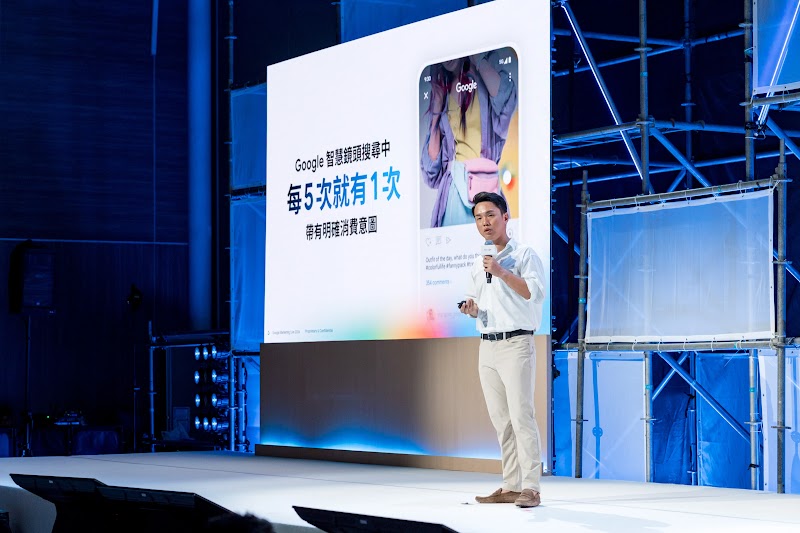 Google總監Oscar Liu展示Google智慧鏡頭，說明多模態與AI搜尋如何引領視覺化探索，成為數位行銷趨勢中的新商機。