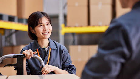 実店舗への来店を計画する女性のイラスト。