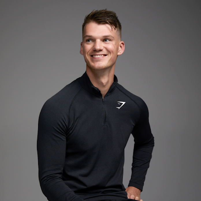 El director general de Gymshark, Ben Francis, sonríe, y un texto superpuesto indica “9% de disminución en los usuarios que abandonan el sitio”.