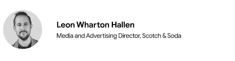 Großaufnahme von Leon Wharton Hallen, Direktor für Medien und Werbung bei Scotch & Soda. Hallen hat helle Haut und zu einer Igelfrisur geschnittenes kurzes braunes Haar. Er trägt eine Jacke mit Kragen und ein schwarzes Hemd mit Rundhalsausschnitt.