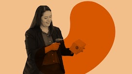 一位男性正在查看想購買的物品。