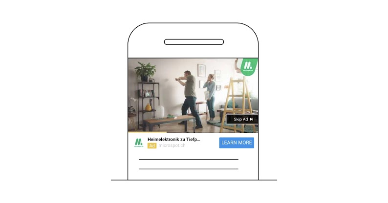 Fragmento de un anuncio de YouTube de Microspot en el que un hombre y una mujer están colgando un cuadro en la pared del salón.