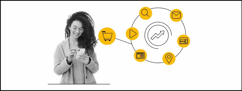 Una mujer con cabello negro por debajo de los hombrosy rulos mira su teléfono móvil. Al lado, unos íconos que representan el proceso de compra omnicanal.