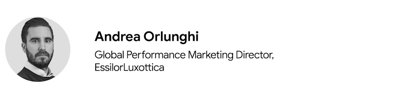 Großaufnahme von Andrea Orlunghi, Global Performance Marketing Director bei EssilorLuxottica. Er hat helle Haut, kurze dunkle Haare und einen gepflegten, kurz geschnittenen Vollbart. Er trägt ein weißes Hemd mit Kragen unter einem dunklen Pullover mit Run