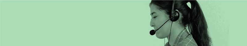 Una donna che indossa cuffie con microfono su uno sfondo verde