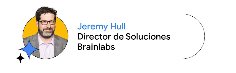 Jeremy Hull, director de Soluciones de Brainlabs, aparece dentro de un círculo amarillo. Lleva gafas, una chaqueta gris y una camisa con cuello. Hull tiene la piel clara, el pelo castaño oscuro y barba canosa. En la parte inferior izquierda de la foto, ap