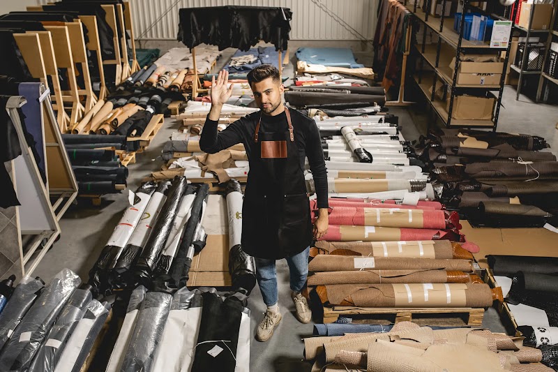 Tekst alternatywny dla zwiększenia dostępności: Oskar Lipiński, współwłaściciel firmy, w magazynie