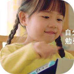 動画のプレビュー画像として、眼鏡の両端を持って耳にかけているシニア男性が表示されている。