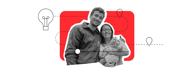 A fotografia de um casal é exibida. À esquerda aparece um homem branco, de cabelos cacheados curtos. À direita, abraçada a ele, está uma mulher sorridente de óculos e cabelos castanhos. Ela segura uma bebê no colo, que está de olhos fechados.