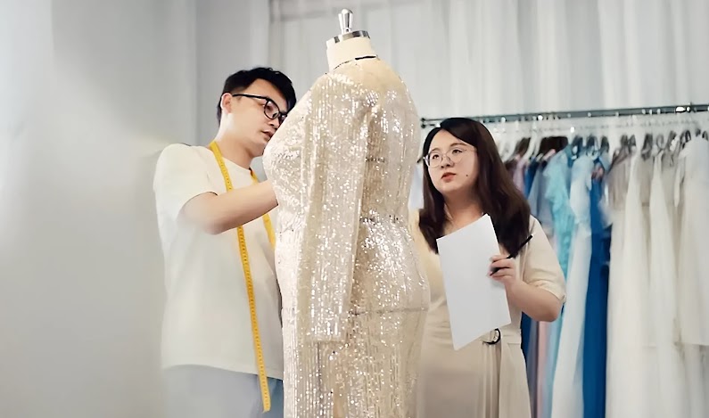 一个男人和一个女人正在改衣服