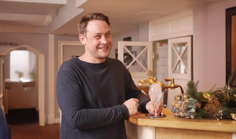 Martin Makovička ve své restauraci Vallmo s oceněním Křišťálový špendlík.