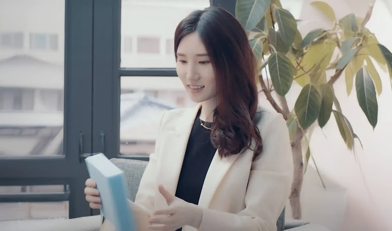 침대에 앉아있는 여자