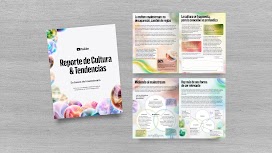 Un folleto impreso sobre madera clara muestra el «Reporte de Cultura & Tendencias. En busca del mainstream» de YouTube junto a sus páginas internas. Incluye secciones como «Midiendo al mainstream», «Hay más de una forma de ser relevante» y el dato 60%