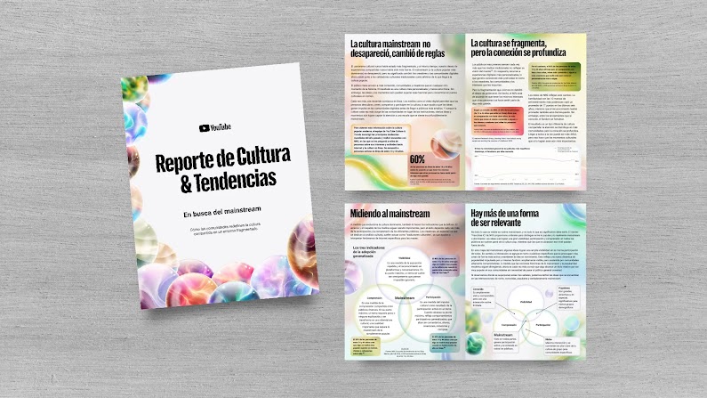 Un folleto impreso sobre madera clara muestra el «Reporte de Cultura & Tendencias. En busca del mainstream» de YouTube junto a sus páginas internas. Incluye secciones como «Midiendo al mainstream», «Hay más de una forma de ser relevante» y el dato 60%