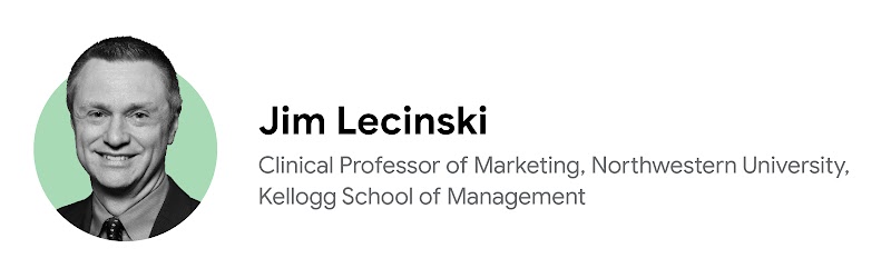 Il professore e autore Jim Lecinski sorride in una foto ritratto in bianco e nero su uno sfondo verde chiaro. Ha i capelli di media lunghezza, la pelle e gli occhi chiari e indossa un abito scuro con una camicia di tonalità media.