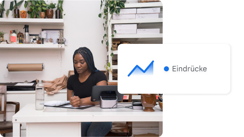 Eine Frau schreibt in ein Notizbuch, umgeben von einem Balkendiagramm