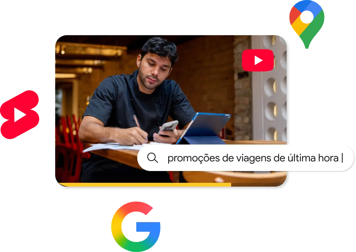 Imagem mostrando um homem sentado em um café, com o smartphone em uma mão, enquanto escreve algo. Tem um tablet à frente dele. Sobre essa imagem, vemos elementos de interface sobrepostos, como uma barra de busca com o texto “promoções de viagem de última hora” e ícones no estilo Google, YouTube e Shorts, sugerindo pesquisa e descoberta de vídeos sobre viagens.