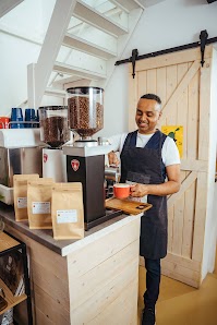 Dawit maakt een koffie in Passion Ethiopian Coffee bar