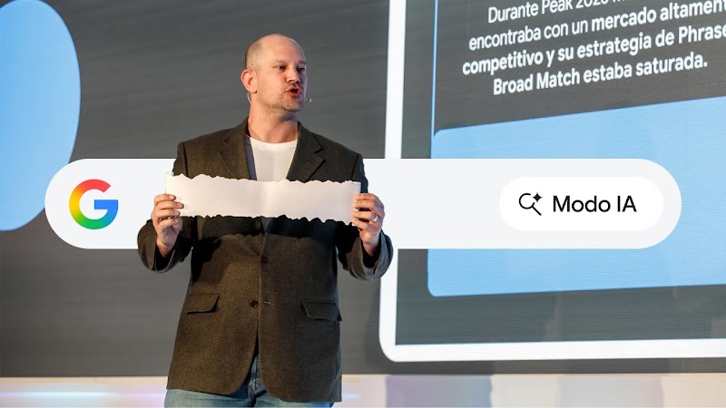 Aingeru en el escenario de Think Consumer con un gran pergamino desplegado que mostraba una sola palabra clave que representaba las nuevas búsquedas largas y detalladas del consumidor actual.