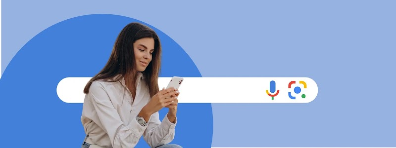 Una mujer con camisa blanca mira su celular y sonríe. De fondo, una barra de navegación del Buscador. Detrás, un círculo azul más oscuro y otro más claro.